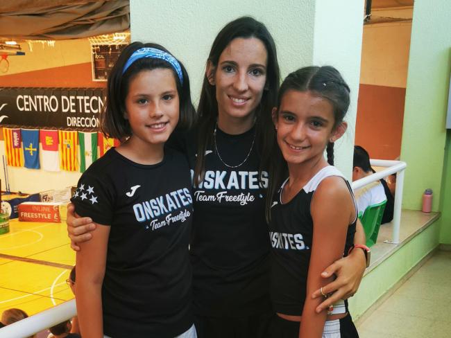 Laura Nava, entrenadora del Club Onskates, junto a las torrejoneras Jara Rivas y Laura Mera, que participaron en el Campeonato de España sub-14