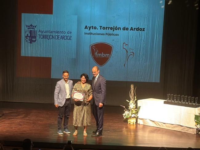  Miriam Gutiérrez recogiendo el premio de parte de José Javier Hombrados, a la derecha, presidente de la Federación Madrileña de Balonmano