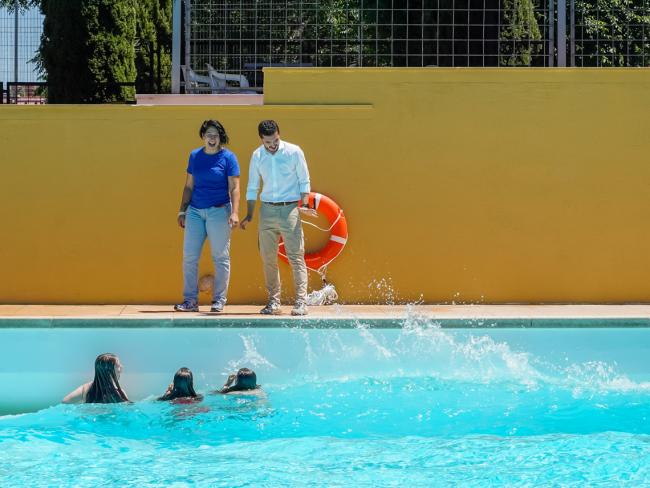 El alcalde, Alejandro Navarro Prieto, y la concejala de Turismo, Miriam Gutiérrez, animan a los torrejoneros a disfrutar de las piscinas municipales