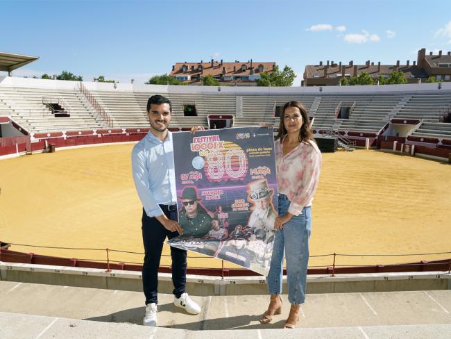 El alcalde de Torrejón de Ardoz, Alejandro Navarro Prieto, junto a la concejala de Igualdad y Festejos, María Eugenia Gil, presentando la iniciativa musical 