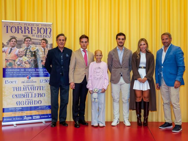 De izquierda a derecha, el periodista, José Ribagorda; el diestro, Gonzalo Caballero; la pequeña María; el alcalde de Torrejón de Ardoz, Alejandro Navarro Prieto; y el empresario taurino, Rafael Ayuso, en el momento de la presentación del evento