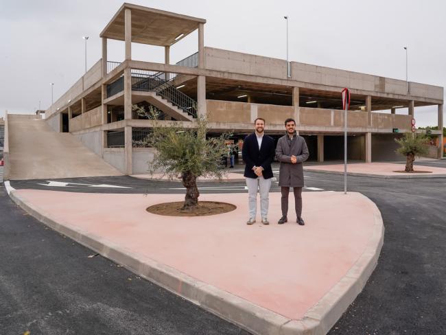 Alejandro Navarro junto a Víctor Miranda en el nuevo aparcamiento en altura