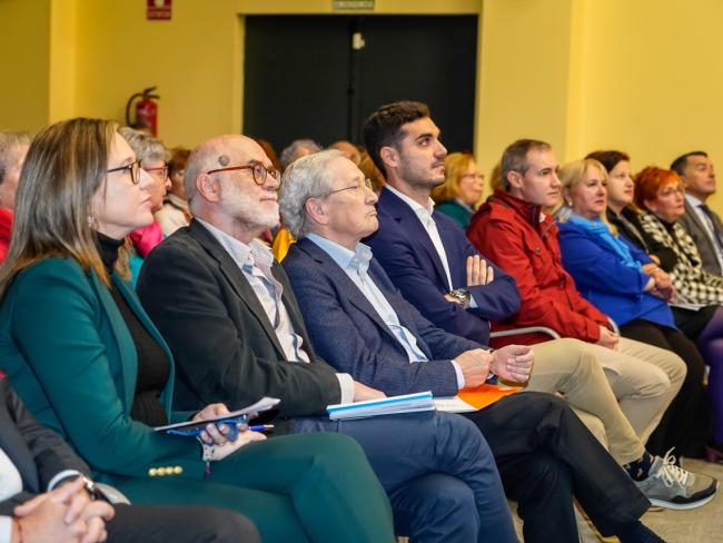El alcalde, Alejandro Navarro, junto al periodista y presidente de 65YMÁS, Fernando Ónega