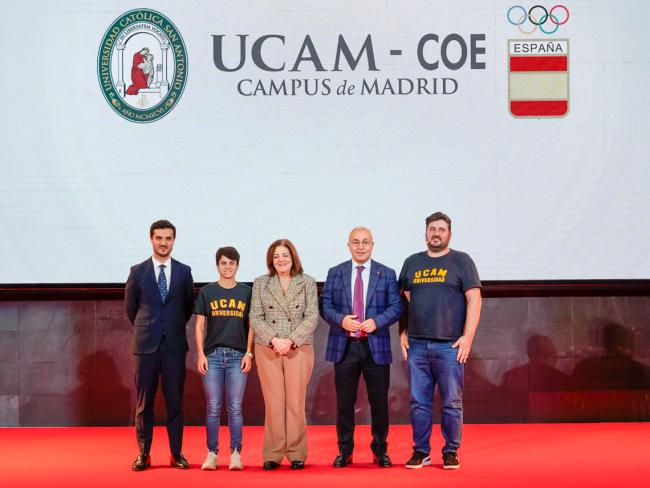 El alcalde, Alejandro Navarro Prieto, el presidente del COE, Alejandro Blanco, la presidenta de la UCAM, María Dolores García Mascarell, y los deportistas olímpicos María Pérez (oro y plata olímpicos en Paris 2024), y David Cal (5 veces medallista olímpico)