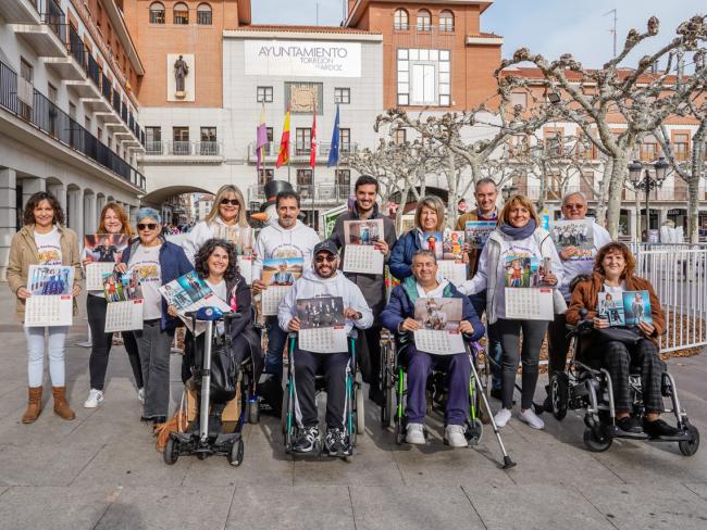 El alcalde, Alejandro Navarro Prieto, y el concejal de Bienestar, Educación e Inmigración, Rubén Martínez, presentando el calendario de ADEMTA, junto a su presidente, Javier de la Serna, y representantes de la entidad