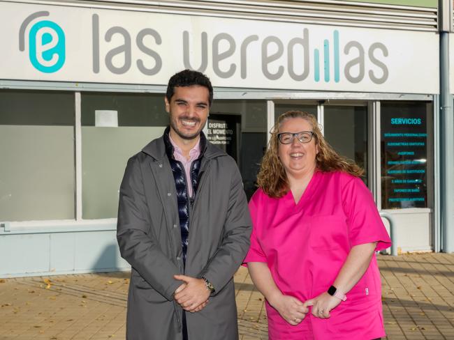 El alcalde, Alejandro Navarro Prieto, visitando, el Centro Auditivo Las Veredillas, junto a su propietaria, Esther Ródenas