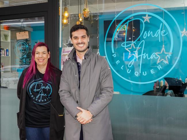 El alcalde, Alejandro Navarro Prieto, visitando la peluquería “Donde Ana”, junto a su propietaria, Ana Belén Soto