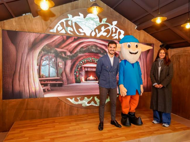 El alcalde de Torrejón de Ardoz, Alejandro Navarro Prieto, y la concejala de Igualdad y Festejos, han presentado esta mañana la nueva Plaza de Los Guachis