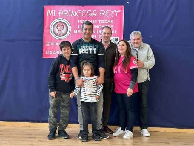 El concejal de Bienestar, Educación e Inmigración, Rubén Martínez en un momento del evento solidario de la Asociación Mi Princesa Rett