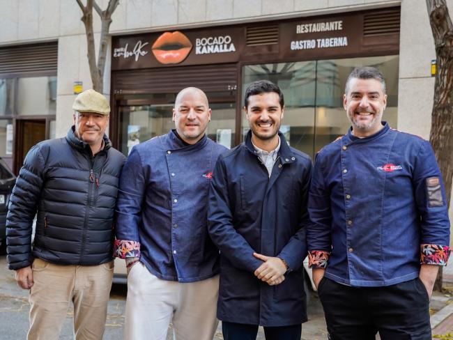 El alcalde, Alejandro Navarro Prieto, visitando Bocado Kanalla, junto a sus propietarios, Ángel Por-ta y Conrado Vicente, y su gerente, Juan Torres