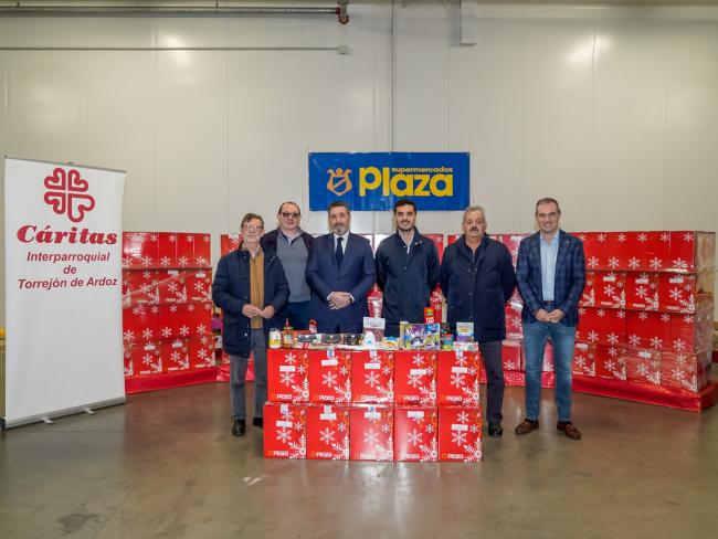 El alcalde, Alejandro Navarro Prieto y el concejal de Bienestar, Educación e Inmigración, Rubén Martínez, junto al director de Cáritas Interparroquial de Torrejón, Julio Arévalo, el director general de supermercados Plaza, Pascual Campos; el director de Cáritas Diocesano, Ricardo Ballesteros y el Padre Víctor, párroco de la Iglesia la Sagrada Familia y representante de las parroquias de Torrejón