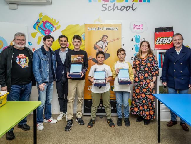 Marco Cerro, Santiago Sellés y Enrique Tosina, campeones de la Comunidad de Madrid y subcampeones de España de la World Robot Olympiad con el alcalde, Alejandro Navarro, el concejal de Bienestar, Educación e Inmigración, Rubén Martínez, y los responsables del centro educativo Zona de Ciencias 