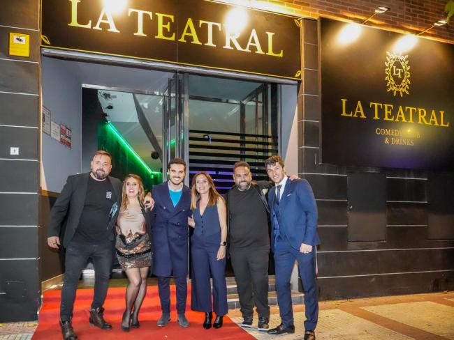 El alcalde, Alejandro Navarro Prieto, visitando La Teatral, junto a sus gerentes, Miriam Romero, Vanesa Calvo y José Marín y los cómicos, Pedro Pastor e Iván Quesada 