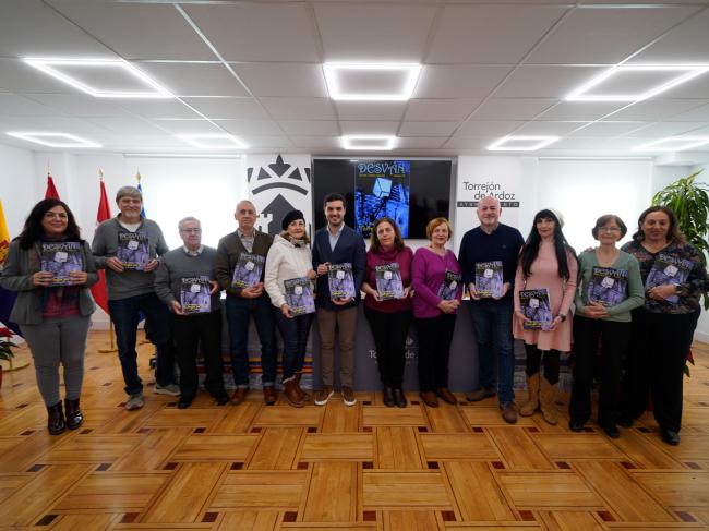 El Ayuntamiento de Torrejón de Ardoz homenajea a la revista de la Tertulia Poética Desván en su décimo aniversario