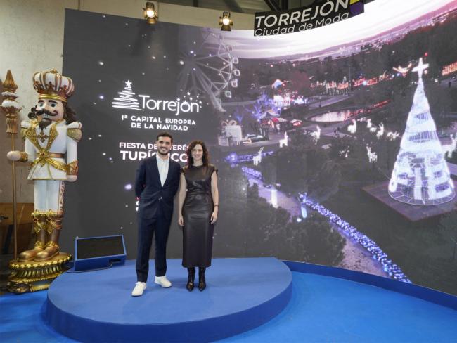 La presidenta de la Comunidad de Madrid, Isabel Díaz Ayuso, y el alcalde, Alejandro Navarro Prieto, en el stand de Torrejón en FITUR