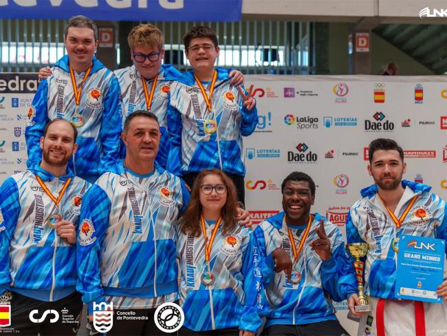 Tomás Herrero junto a los siete deportistas que disputaron la final de la Ligan Nacional de Karate