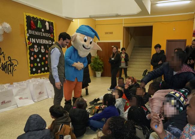 El alcalde, Alejandro Navarro, repartiendo regalos a los participantes del programa del Comedor Escolar de Navidad 