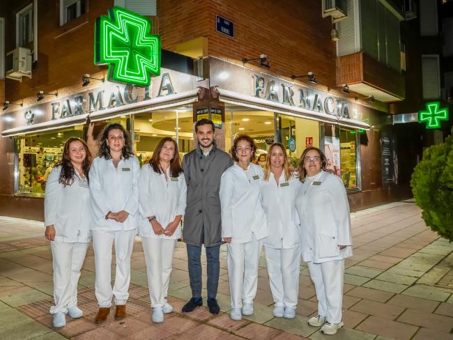 El alcalde, Alejandro Navarro, visitando Vivar Farma, junto a su gerente, Cocha Vivar y su equipo de trabajadoras