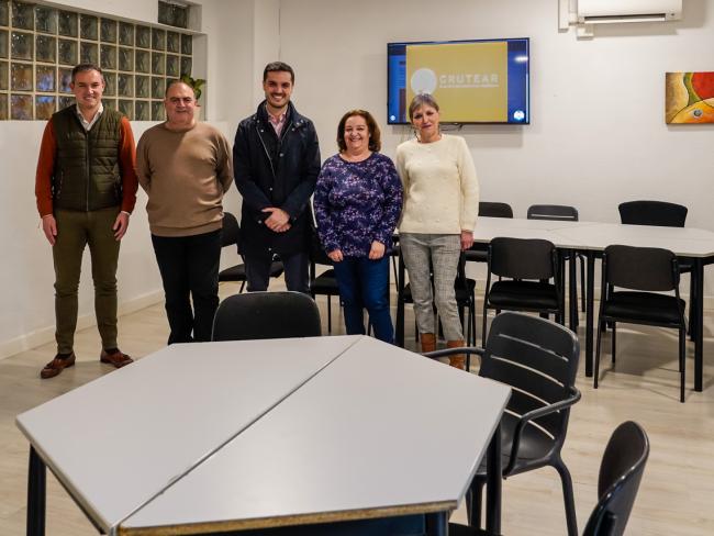 El alcalde, Alejandro Navarro, y el concejal de Bienestar, Educación e Inmigración, Rubén Martínez, acompañados por la presidenta de Grutear, María José Triguero, visitando las obras realizadas