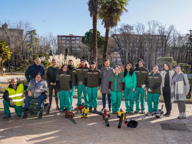 El alcalde, Alejandro Navarro, el concejal de Educación, Bienestar e Inmigración, Rubén Martínez, y la edil de Medio Ambiente, Esperanza Fernández, visitaron, en el Parque Veredillas, a jóvenes participantes en el programa