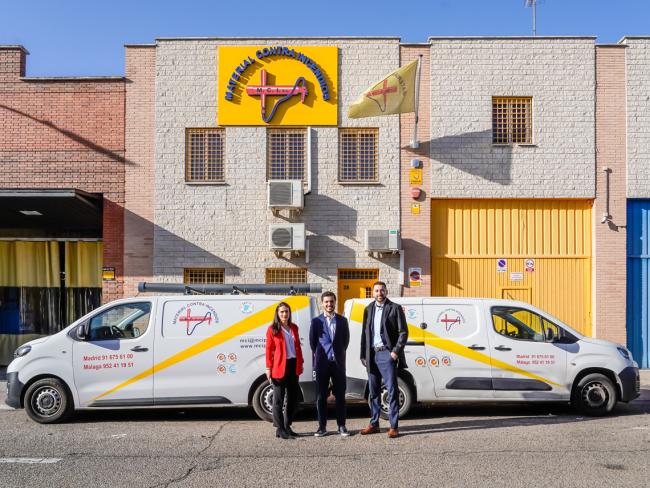 El alcalde, Alejandro Navarro, visitando M.C.I acompañado por los CEOS de la empresa, Noelia Palacin y José Imedio