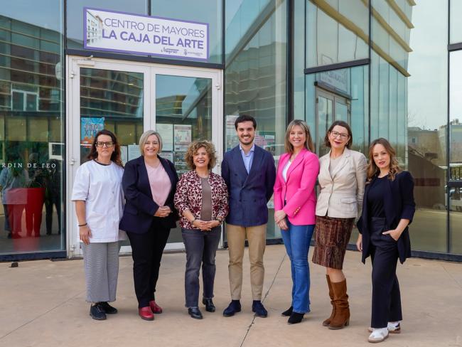 El alcalde, Alejandro Navarro Prieto, la concejala de Mayores, Ana Verónica González, y las responsables de cada recurso: Inmaculada Pérez, responsable del servicio de apoyo psicológico; Beatriz Garcia, gestora del servicio de podología; Natalia Gutierrez, responsable del equipo de fisioterapia; y Beatriz Delgado, adjudicataria servicio de peluquería de La Caja del Arte