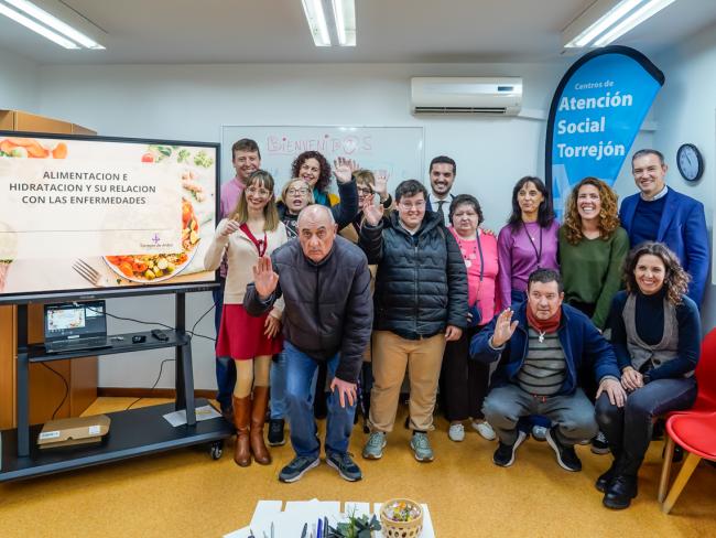 El alcalde de Torrejón, Alejandro Navarro, y el concejal de Bienestar, Educación e Inmigración, Rubén Martínez, visitando el desarrollo de uno de estos talleres