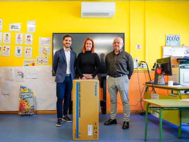 El alcalde de Torrejón de Ardoz, Alejandro Navarro Prieto, y el concejal de Obras, Limpieza Urbana, Administración y Contratación, Valeriano Díaz, y la directora del centro, Raquel Fernández