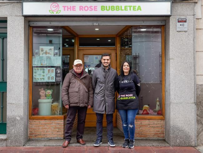 El alcalde, Alejandro Navarro, visitando “The Rose”, junto a su propietaria, Teresa Moreno y su hermano Manuel 