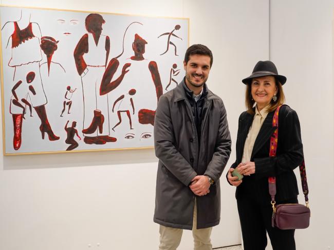 El alcalde, Alejandro Navarro, con la artista torrejonera, Lola Remesal