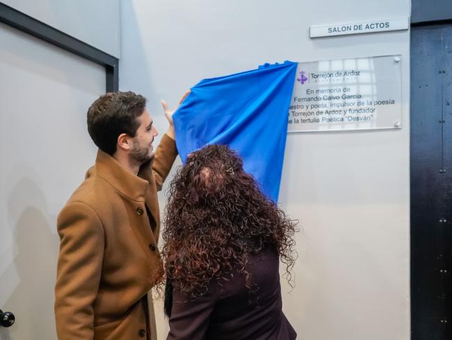 Momento del descubrimiento de la placa por pate del alcalde, Alejandro Navarro y la viuda de Fernando Calvo, Francisca Morales