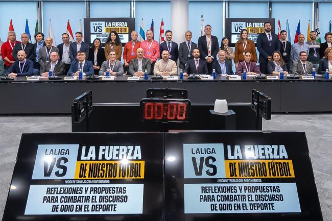 El alcalde, Alejandro Navarro Prieto, asistió como presidente de la Comisión de Deportes de la FEMP, en la Liga Nacional de Fútbol Profesional