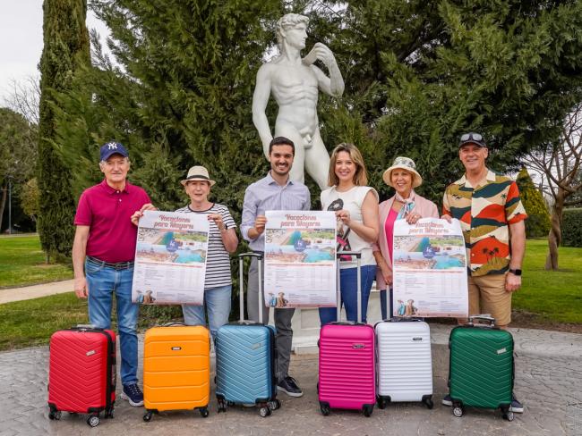 El alcalde, Alejandro Navarro Prieto, la concejala de Mayores y Voluntariado, Ana Verónica González, la presidenta de la Junta Directiva de Mayores, María Antonia Mora Moyano, y otros componentes de la Junta Directiva presentando la iniciativa en el Parque Europa