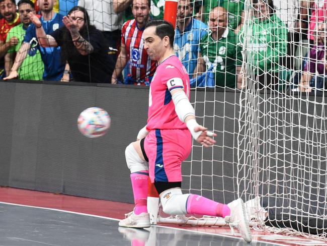 Jesús Herrero durante la tanda de penaltis ante Palma Futsal en la semifinal de la Copa de España disputada en Murcia del 20 al 23 de marzo