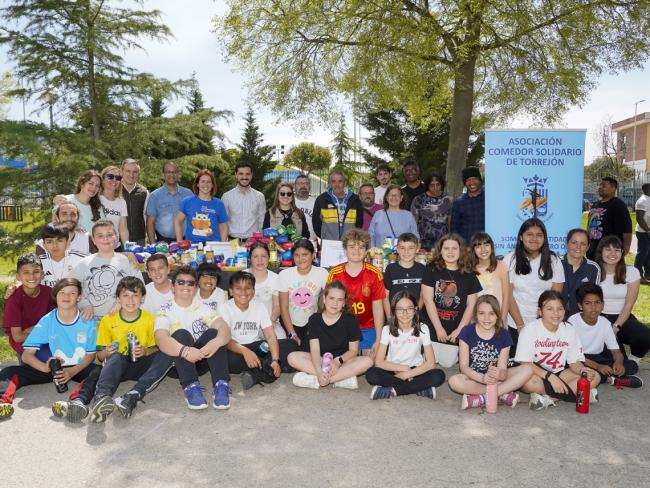 El CEIP La Zarzuela celebra una nueva edición de su tradicional carrera solidaria entre sus alumnos a beneficio del Comedor Solidario de la ciudad 