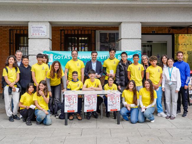 El alcalde, Alejandro Navarro, y el concejal de Educación, Bienestar e Inmigración, Rubén Martínez, visitando a los alumnos del IES León Felipe