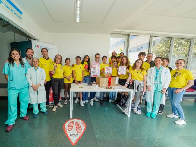 El alcalde, Alejandro Navarro, y el concejal de Bienestar, Educación e Inmigración, Rubén Martínez, con los estudiantes del IES León Felipe y trabajadores del Hospital Universitario de Torrejón