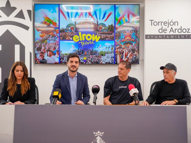 El alcalde, Alejandro Navarro, la concejala de Igualdad y Festejos, María Eugenia Gil, y los promotores del festival elrow Town, Juan Arnau, CEO Festival elrow Town, y Joaquín Cabós, director del festival