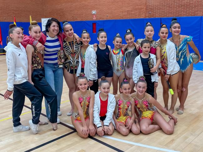 Miriam Gutiérrez con las integrantes del Club Escuela Gimnasia Torrejón