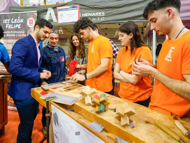 El alcalde, Alejandro Navarro con alumnos del IES León Felipe
