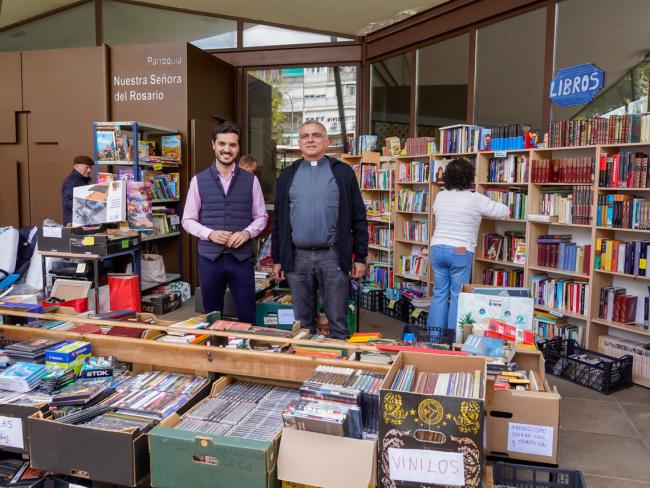 El alcalde, Alejandro Navarro, acompañado del sacerdote torrejonero, Ángel Román Idígoras, nuevo obispo de Albacete
