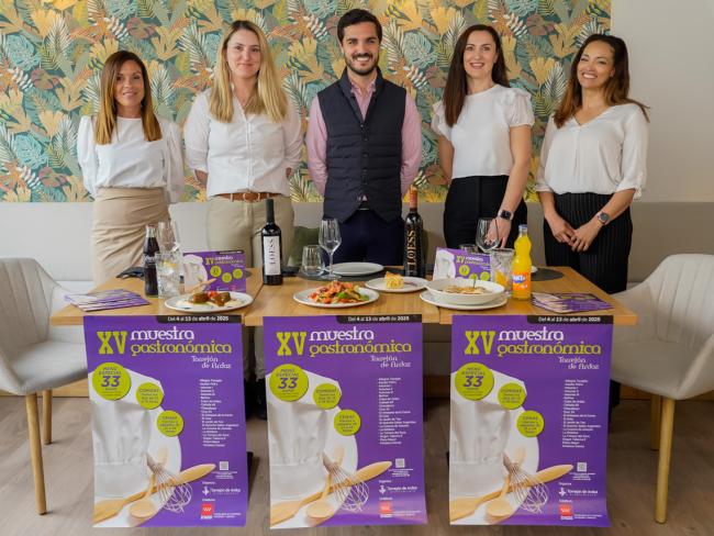 El regidor ha estado acompañado por la secretaria general de UNICEM, Carolina Santana, por Vanesa Calvo, de la Asociación de Comerciantes de la Zona Centro y las responsables del establecimiento donde se ha presentado el certamen