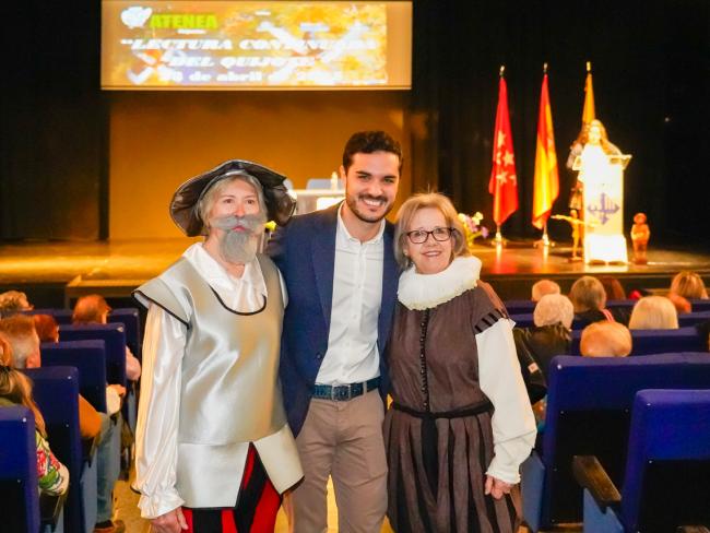   El alcalde, Alejandro Navarro, con dos representantes de la Asociación Atenea ataviadas para la ocasión