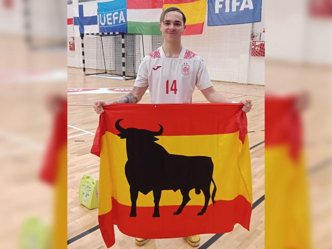 David Fernández, jugador de fútbol sala torrejonero, con la selección española sub-19