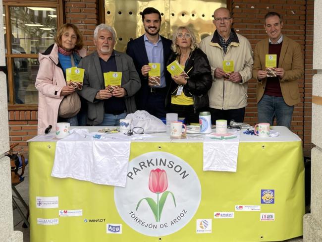 El alcalde, Alejandro Navarro Prieto y el concejal de Bienestar, Educación e Inmigración, Rubén Martínez, acompañados por la presidenta, Susana Rodas y otros representantes de la entidad, visitando la mesa informativa instalada en la Plaza Mayor