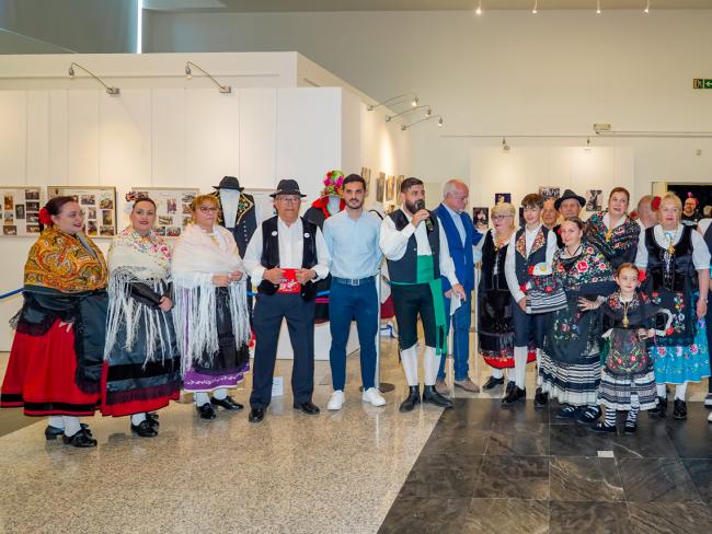 El alcalde, Alejandro Navarro, en la inauguración de la exposición dedicada a recorrer los 40 años de historia del Círculo Extremeño
