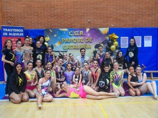 El alcalde, Alejandro Navarro, y la concejala de Turismo, Miriam Gutiérrez, junto a las profesoras y gimnastas del CD Parque Cataluña