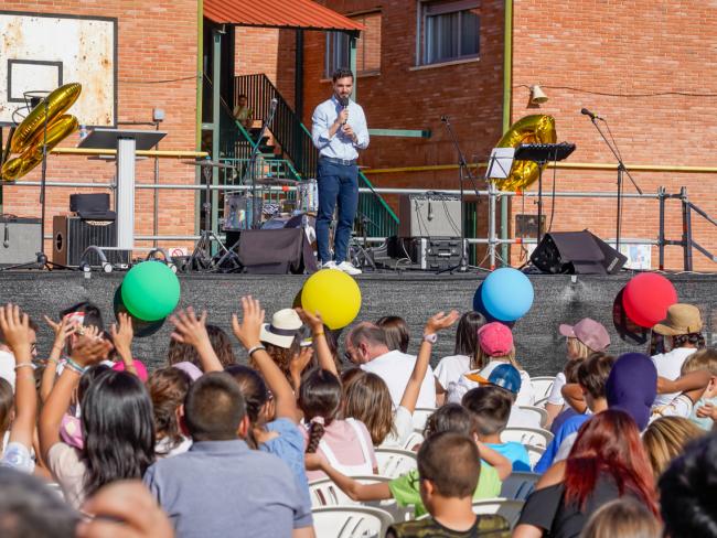 “Es un honor estar aquí en una celebración tan importante de un colegio, que es sin duda un referente en nuestra ciudad”, destacó el alcalde, Alejandro Navarro