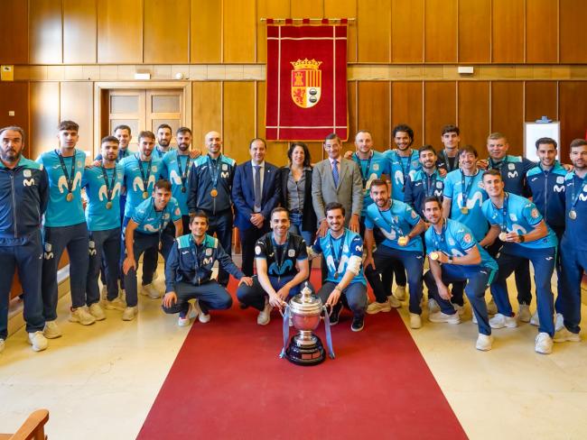 Plantilla, técnicos y directiva de Movistar Inter FS junto al alcalde, Alejandro Navarro, y la concejala de Turismo, Miriam Gutiérrez