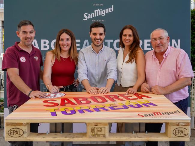 El alcalde, Alejandro Navarro Prieto, y la concejala de Igualdad y Festejos, María Eugenia Gil, junto a organizadores de Saborea Torrejón